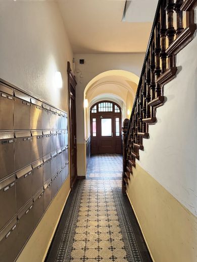 Renovierungsbedürftige Altbauwohnung mit Balkon in Schöneberger Kiezlage – Foto 2