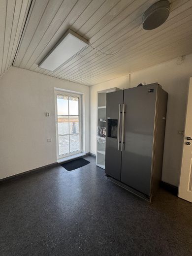 3-Zimmer-Dachgeschosswohnung mit Balkon + EBK in Maisach, Nutzfläche 151 qm, 5 Fußminuten zur S3 – Küche mit Balkonzugang