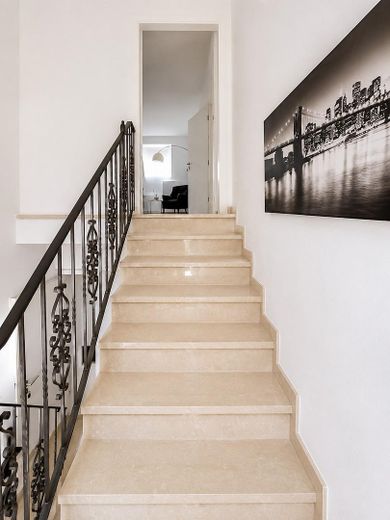 Modernisiertes Zweifamilienhaus mit zusätzlichem Wohnbereich – Treppenhaussicht DG 