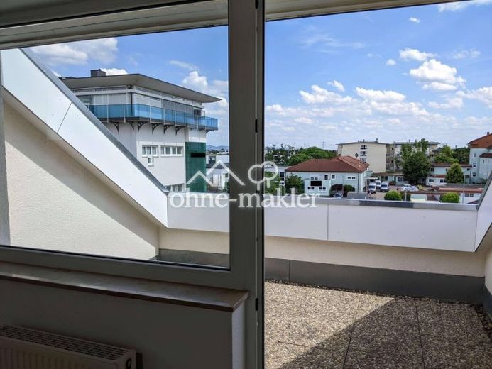 Helle Dachgeschosswohnung mit Dachterrasse und Tiefgaragenstellplatz – Foto 1