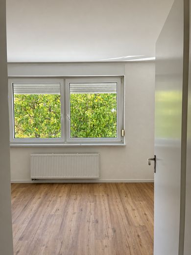 Première occupation après rénovation complète : 2 pièces avec balcon, cuisine équipée et domotique – Zimmer 2 Eingangsansicht