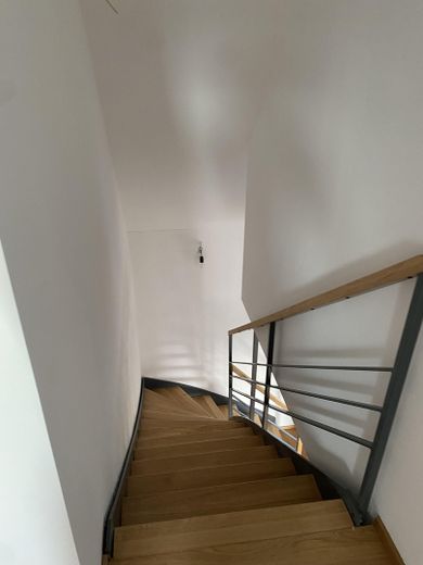 Erstbezug nach hochwertiger Sanierung – schönes Mittelhaus mit Terrasse & Talblick & Carport – Treppe