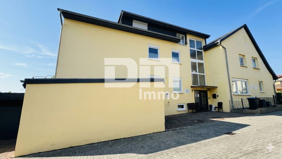 Vielseitiges Immobilien-Ensemble mit 2 modernisierten Haushälften + Carport und Garten/Terrasse – Seitenansicht