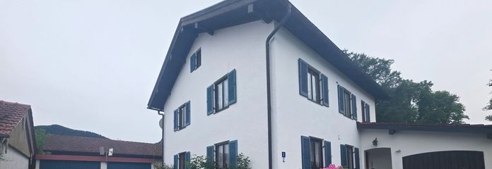 Charmantes 2-Familienhaus in Frasdorf - Zwei Wohneinheiten und viel Entwicklungspotenzial – Außenansicht