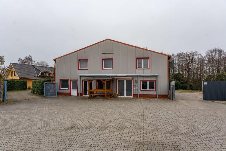 Vielseitige Gewerbeimmobilie in Wietmarschen OT Lohne: Halle, Büro & Wohnhaus – Büro mit Parkplatz