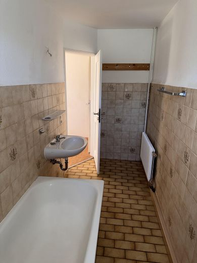 Tanie 3-pokojowe mieszkanie (ok. 63 m2) z aneksem kuchennym w spokojnej lokalizacji mieszkalnej Lichtenau! – Bad