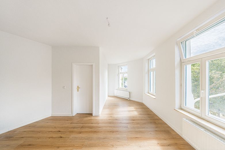 Stilvoll saniert: 2-Zimmer-Wohnung in Leipzig-Altlindenau – Wohnzimmer
