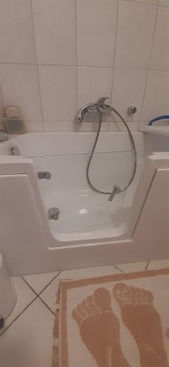 Bad mit begehbarer Wanne