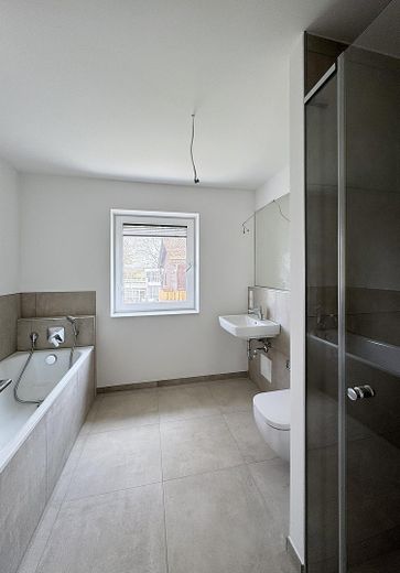 First occupancy after complete renovation: Spacious 3-room apartment with balcony in Munich-Trudering - Unit 5 – Bad