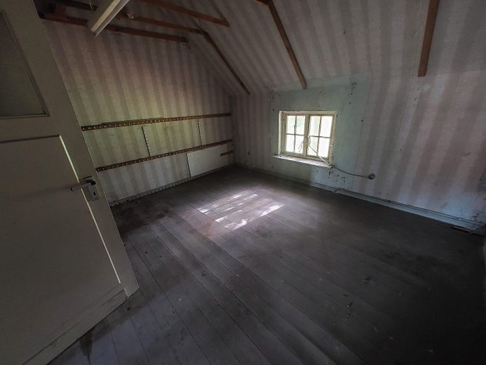 Einfamilienhaus/Zweifamilienhaus Sanierungsbedürftig oder Abriss – Zimmer