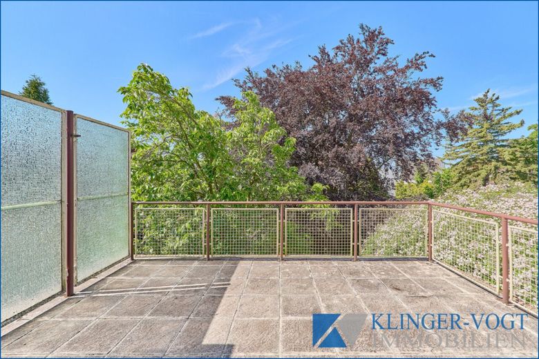 Sanierungsbedürftige Doppelhaushälfte mit Garten, Balkon und Garage – mit Dachterrasse