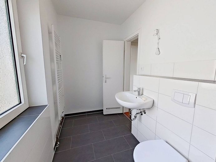 Helle 3-Zimmer-Wohnung mit BALKON, EBK & TAGESLICHTBAD – Ansicht II: Badezimmer
