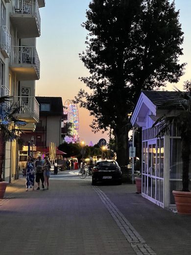 Ferienwohnung 1. Reihe mit 21,8 m² Terrasse – belegte Einnahmen, provisionsfrei – Direkter Weg zum Konzertgarten