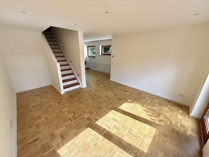 Einziehen & Wohlfühlen – hochwertig renoviertes Reihenendhaus mit Garten, Garage & PV – EG_Wohnbereich