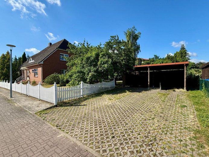 HORN IMMOBILIEN++ 2 km bis Neubrandenburg, großes Einfamilienhaus mit vielen Extras - Einliegerwohnung möglich – Doppelcarport