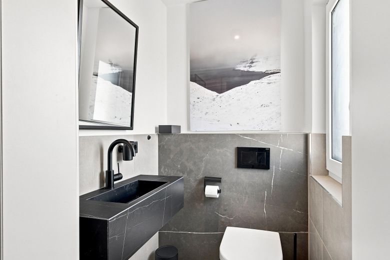 ¡Casa moderna KfW55 de 2020 con terraza en la azotea y cocina en Múnich-Untermenzing! ¡Sin comisión! – Gäste WC im Erdgeschoss