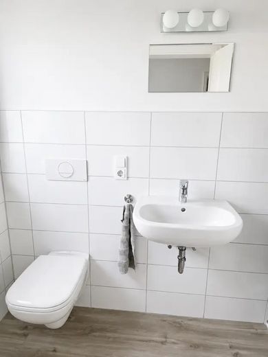 Wysokiej jakości dom jednorodzinny (A+) z ogrzewaniem geotermalnym, dużym tarasem i garażem dwustanowiskowym – bez prowizji – Gäste WC EG