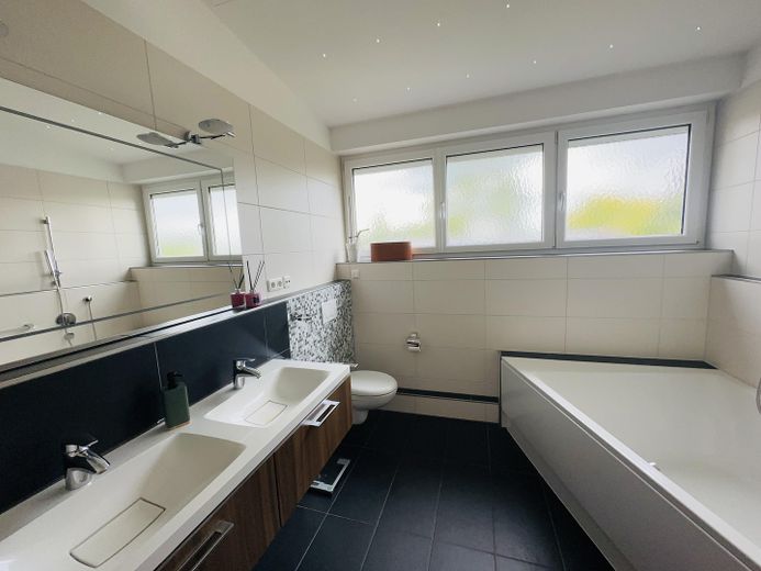 Provisionsfrei - Großzügige, lichtdurchflutete DG-Maisonette Wohnung - Fasangarten - provisionsfrei – Bad 1