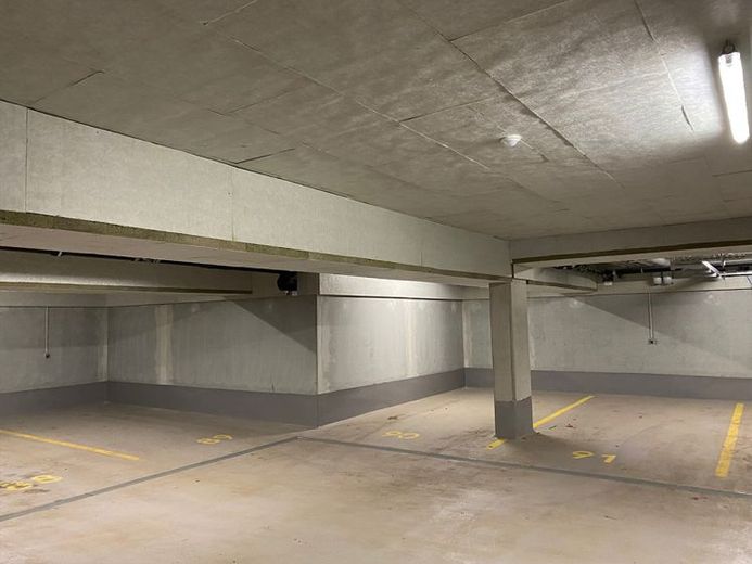 Tiefgaragenstellplatz mit E-Anschluss | Europaplatz 21/23 | Sicher & Geschützt – Foto 1