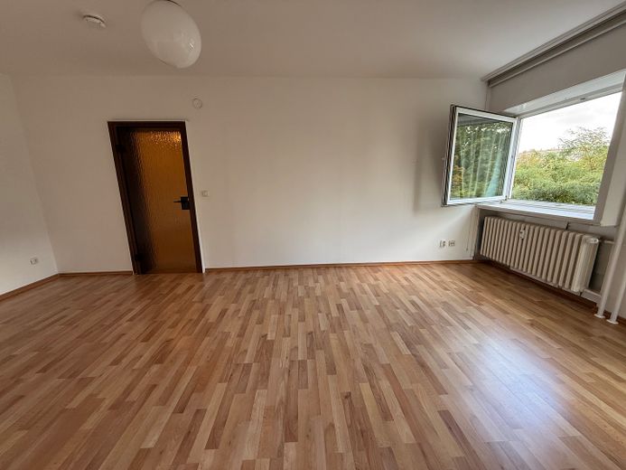 Wunderschöne leerstehende Zweizimmerwohnung mit Garage – Wohnzimmer3