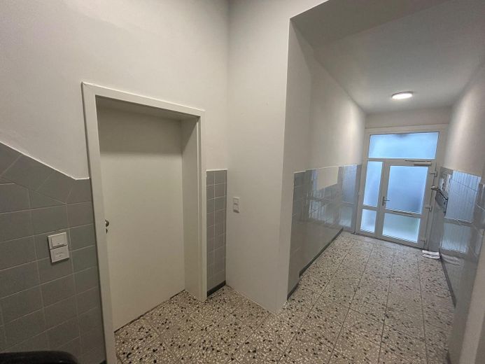 Erstbezug nach Renovierung - Apartment mit eigenem Garten und Garage in ruhiger Lage – Hausflur