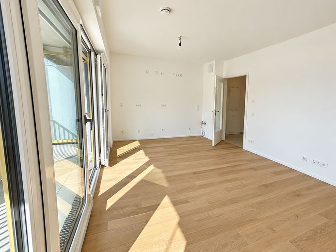 2-Zi.-Erstbezug in Pasing | Designküche mit Kochinsel | 13 m² Glasloggia – Wohnen / Essen / Kochen