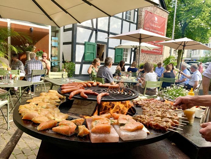 Die Buchmühle: Ubicación para eventos y negocios · Sala de exposición · Loft y diseño · Bienestar – Sommerterrasse mit BBQ