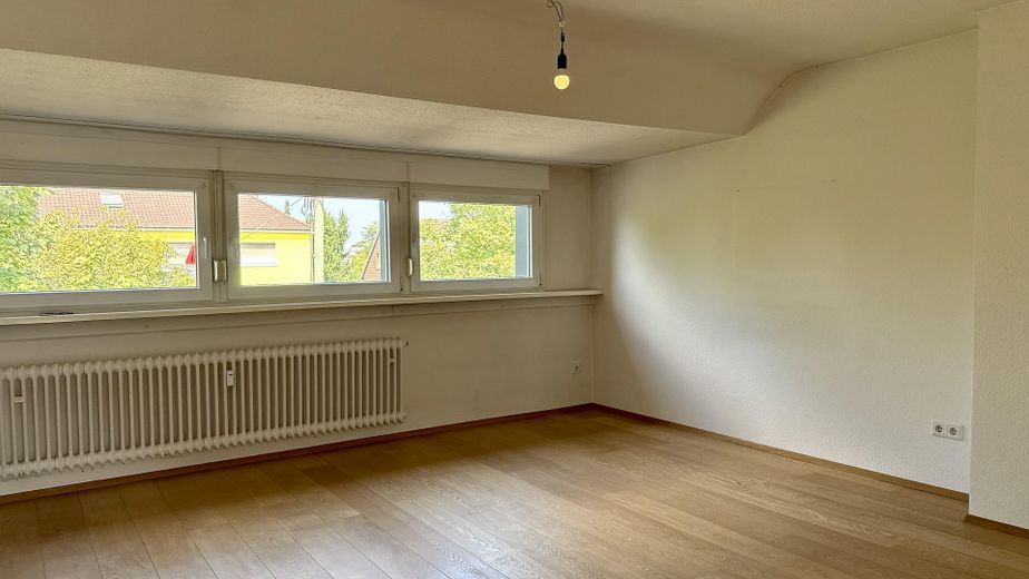 Przestronne 4-pokojowe mieszkanie na poddaszu z balkonem i nową łazienką – Zimmer 1/2