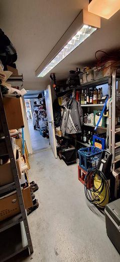 Keller mit Durchgang Garage