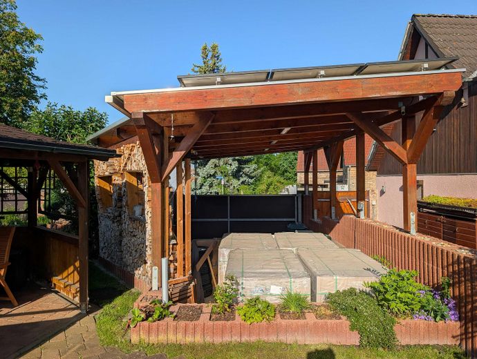 Wohnparadies Mehrgeneration Solar PV/Thermie, 80kWh Speicher, 2 Carport, Pool, WoMo-Platz – Carport WoMo v. Garten