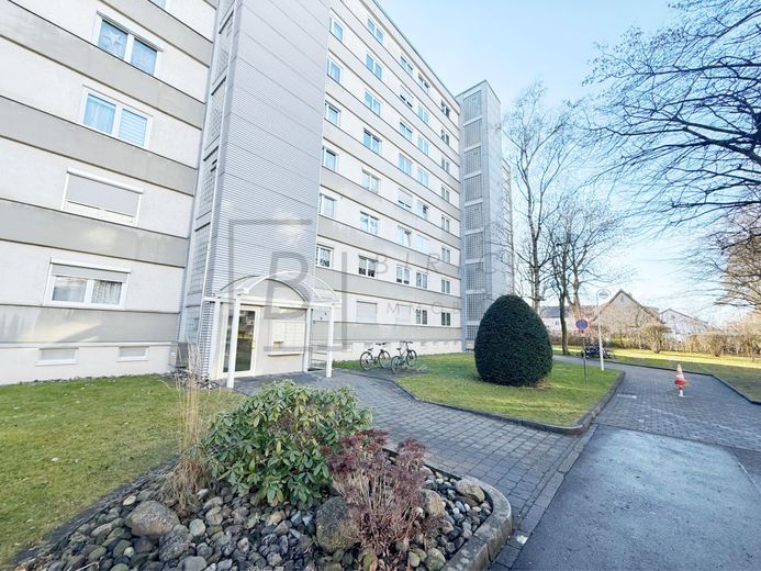 Immediately available: Well-maintained 4.5-room apartment with garage, balcony &amp; elevator – Haupteingang