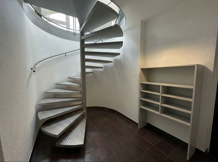 Büro im Herzen von Langenfeld + Archiv, Parkplatz, Konferenzraum – Wendeltreppe unten