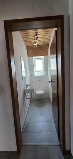 Ampio appartamento mansardato di 4 locali a Pforzheim-Brötzingen, circa 110 m², edificio residenziale plurifamiliare ristrutturato – Gäste WC