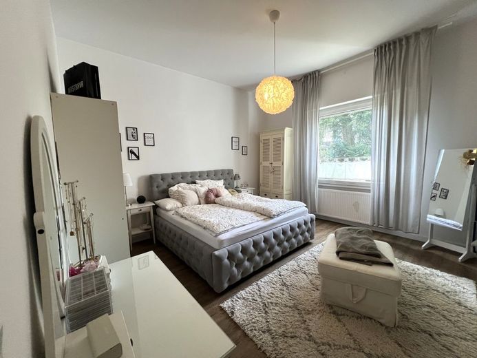 Chance für Investoren! Modernisierungsbedürftiges MFH mit 6 Wohnungen in Schwelm (voll vermietet) – Schlafzimmer EG