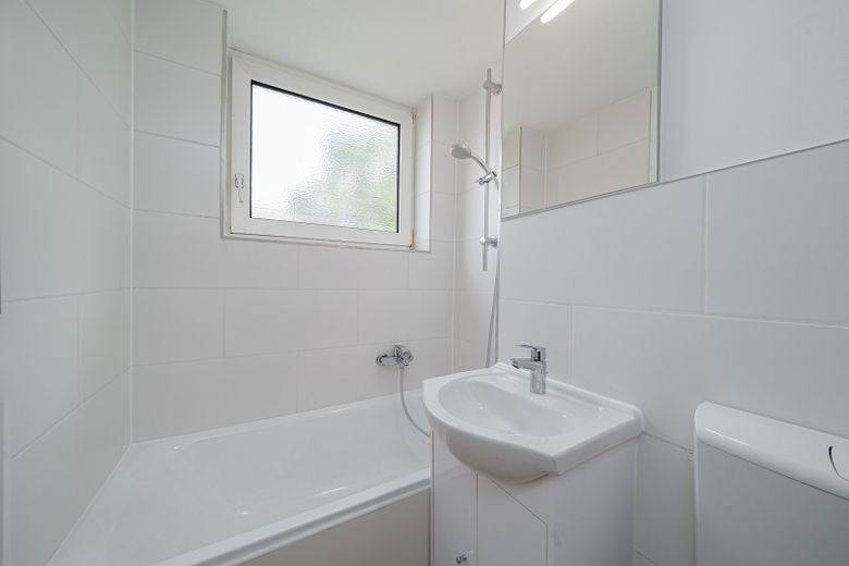 Sanierte 3-Zimmer-Wohnung mit EBK, leerstehend von Privat – Bade mit Badewanne