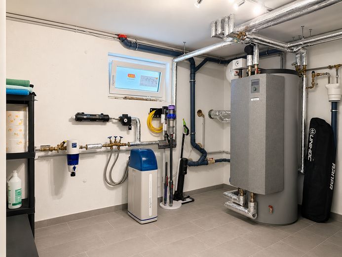 Sin comisión | Casa unifamiliar moderna con piscina y lounge | Orientación sur | Cerca de la A9 – Heiz- und Anschlussraum