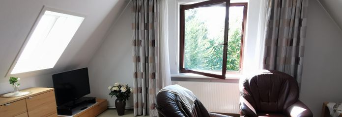 Charmante möblierte 1,5-Zi-Wohnung mit 33,5 qm im 2.OG in HH-Stellingen zu vermieten – Wohnzimmer