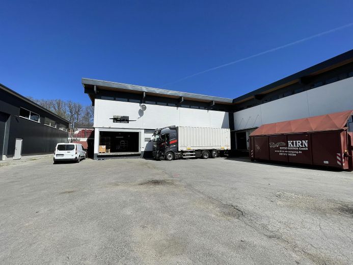 Superfici di magazzino e ufficio riscaldabili in affitto a Eggenfelden -1096qm – Photo 1