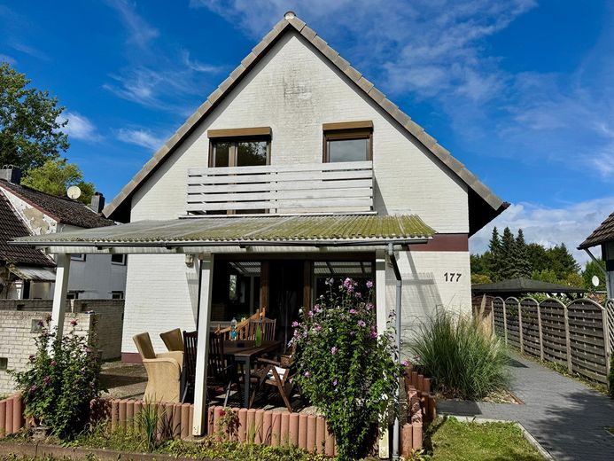 Casa unifamiliare indipendente con due garage e bel giardino a Neumünster-Gadeland – Foto 2