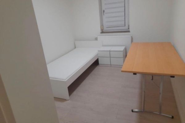 Luminoso monolocale di 20 m² completamente arredato a Ludwigsburg – Condivisione abitativa esclusivamente femminile