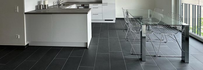 Zum Erstbezug: Attraktive 3-Zimmer-Wohnung mit Balkon, Einbauküche und teilmöbliert in Tübingen
