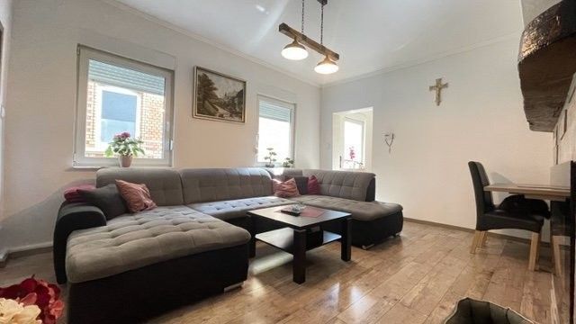 Zentralgelegene 4 Zimmer Wohnung – Wohnzimmer.jpg