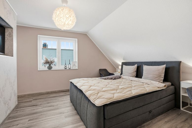 ESCLUSIVA CASA A TRE FRONTONI CON STRAORDINARIO GIARDINO – Schlafzimmer