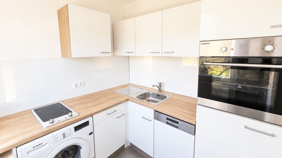 Renovierte 1-Zimmer Wohnung mit Einbauküche, Waschmaschine und Parkplatz – Küche inkl. Einbauküche