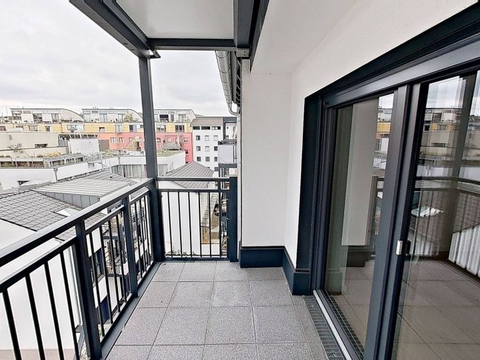 Moderno y espacioso piso de 3 habitaciones con BALCÓN y COCINA INTEGRADA en el oeste de Stuttgart – Balkon