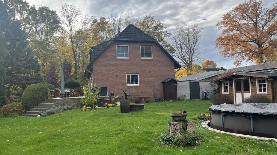 Garten mit Hausansicht hinten
