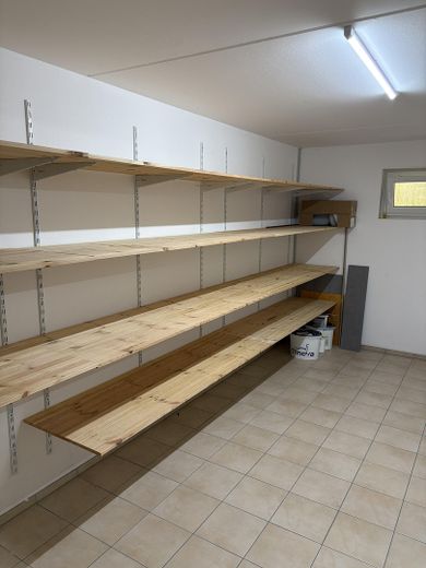 120 m² Familienwohnung mit XXL-Balkon, Doppelgarage, Wallbox, nahe Ingolstadt – Keller mit Regalböden