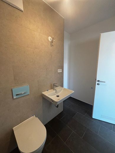 Prima occupazione | Appartamento di nuova costruzione con 2 locali, terrazza sul tetto e vista sulle Alpi – Badezimmer - Platz für WaMa