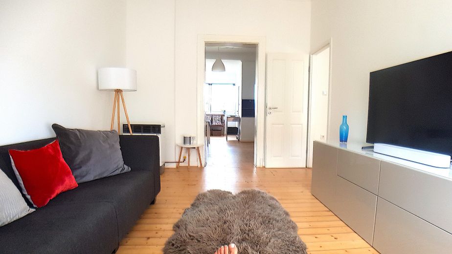 ERSTBEZUG: VOLLMÖBLIERTE 3-RAUM- GRÜNDERZEIT-SMARTHOMES IN CITY- BESTLAGE – WE 5: Wohnzimmer