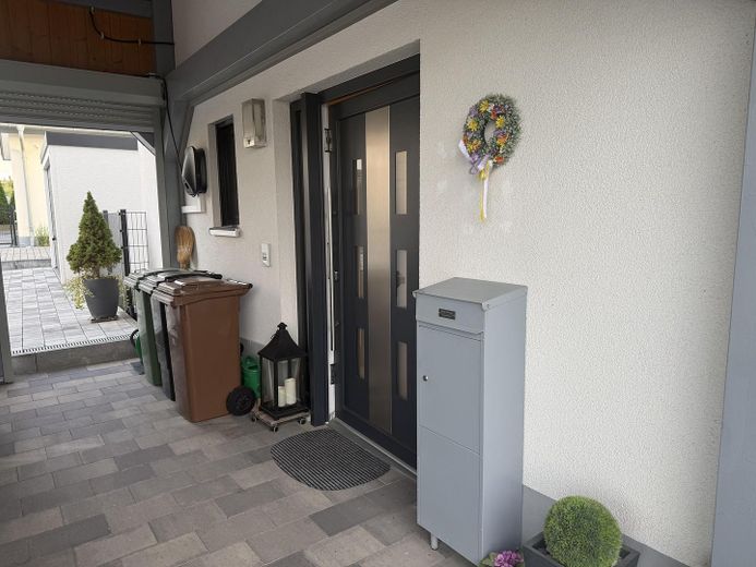 Eingang mit Briefkasten